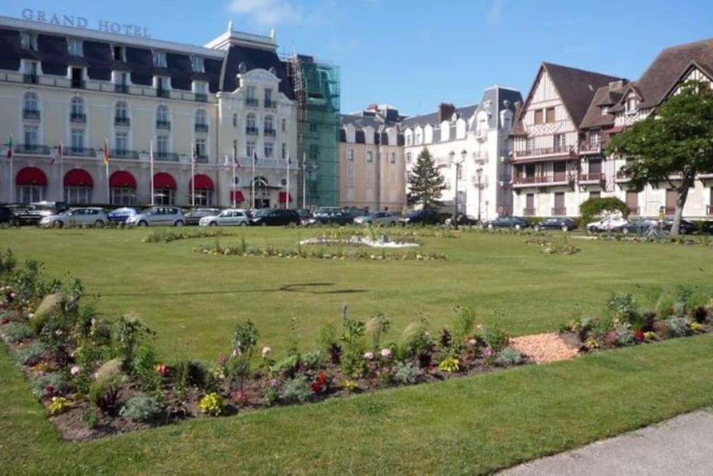 Flat 400 M From & Center * Cabourg